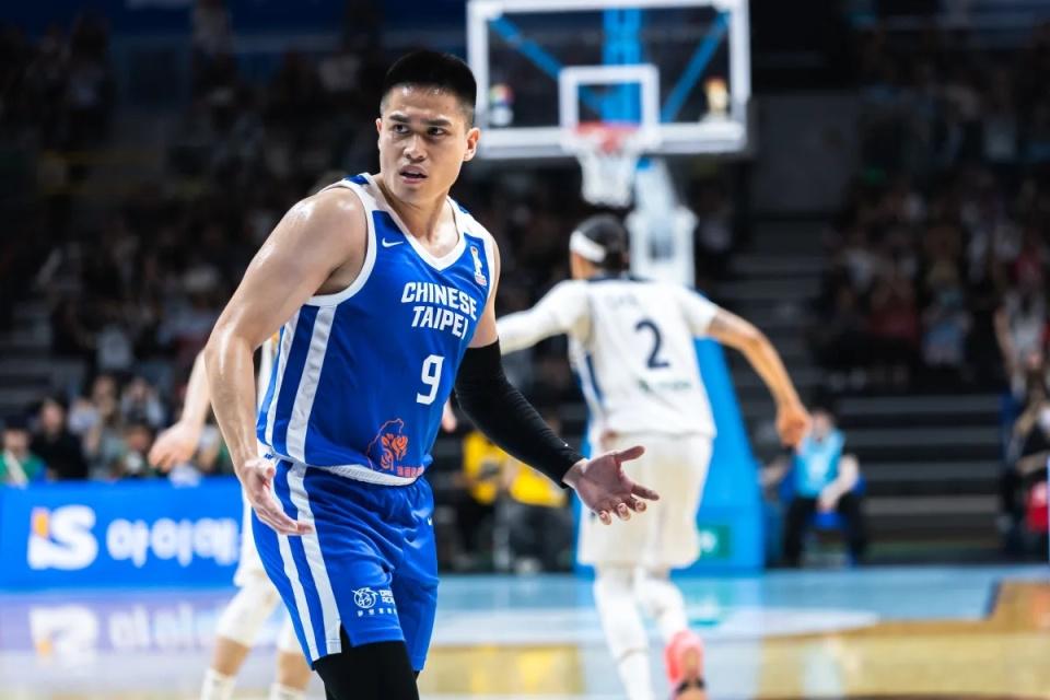 世界杯冠军，伯纳乌全场致敬库库雷利亚和奥亚萨瓦尔