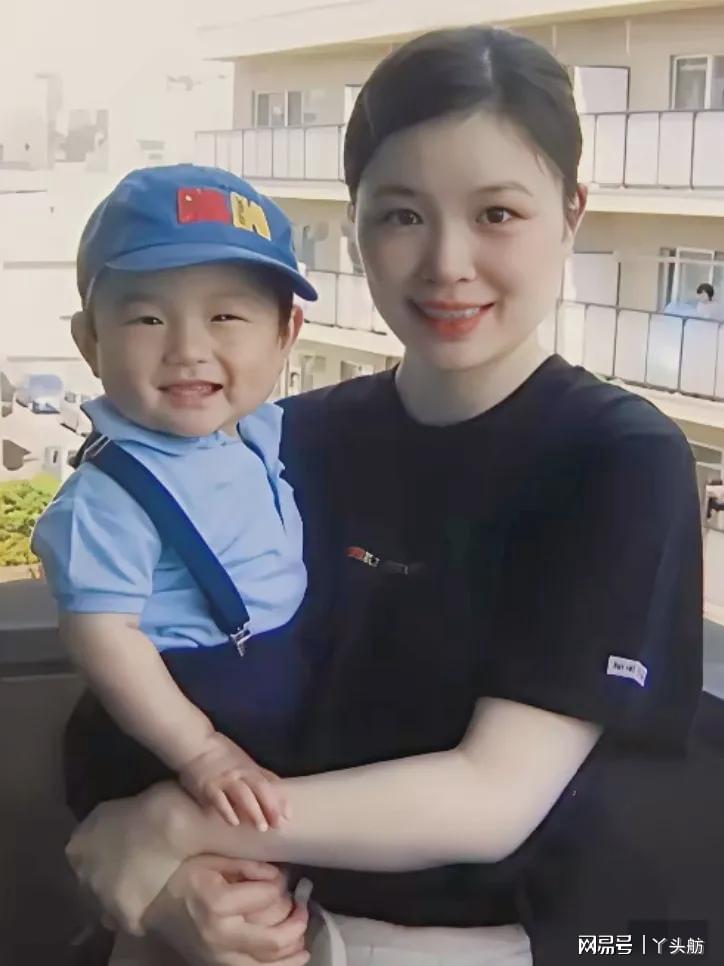 一岁左右的张本智和,在妈妈怀里,母子俩笑得很开心